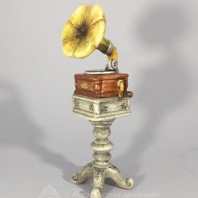 Скульптура «Граммофон» Майолика. 215 x 55 мм.
